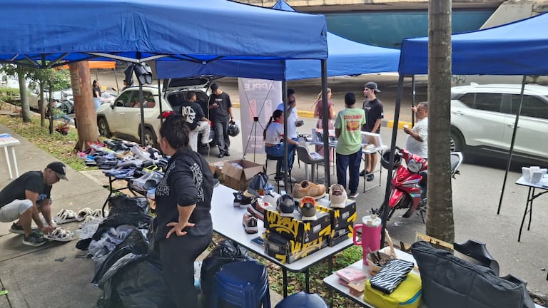 En la zona, hay una hilera de vendedores de diferentes productos y servicios que usualmente se encuentran en el centro comercial.
