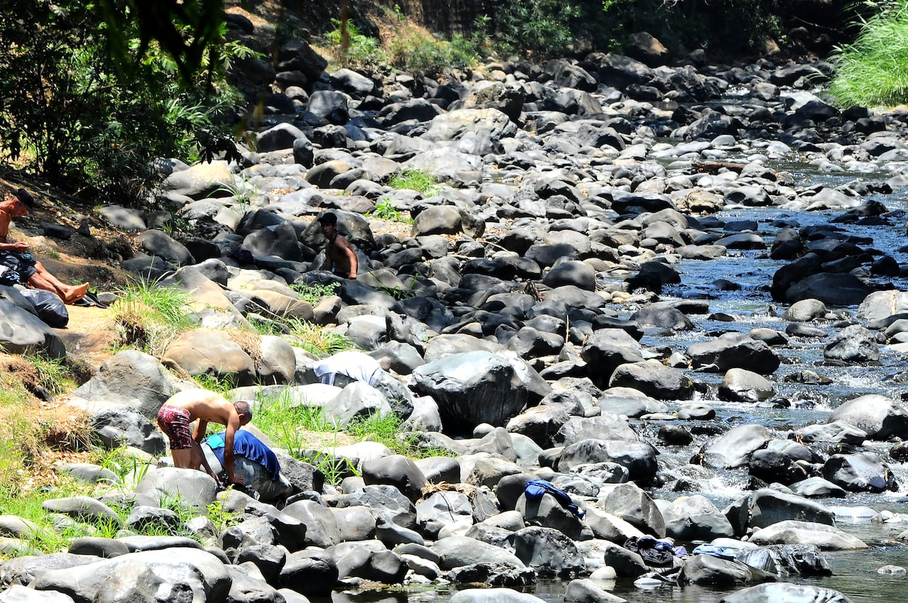 Cali: ( Rio Cauca) Disminución considerable del caudal del río Cali y Meléndez genera preocupación y toma de algunas medidas por parte de Emcali para evitar el suministro del preciado líquido en las laderas inicialmente. Foto José L Guzmán. El País. sept 21-23