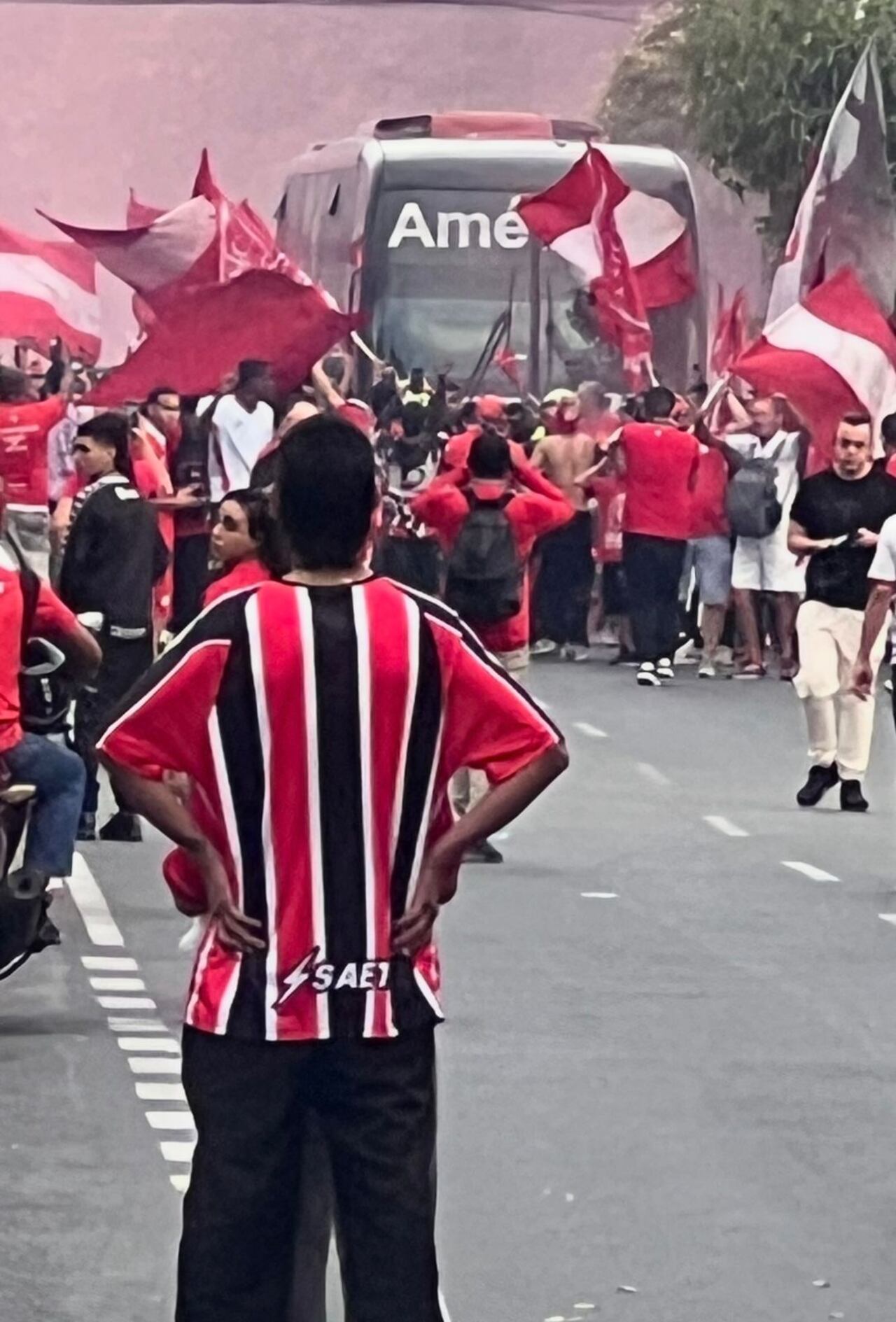 Entre cantos, banderas y humo rojo. Así fue el ingreso del bus del América al estadio.