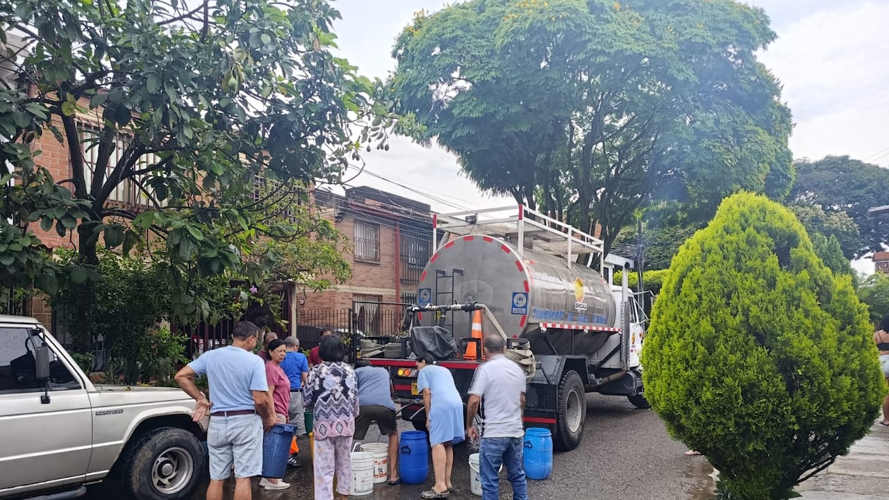 Emcali distribuye agua en carrotanques para atender a comunidades afectadas en el sur de Cali.