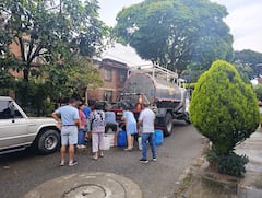 Emcali distribuye agua en carrotanques para atender a comunidades afectadas en el sur de Cali.