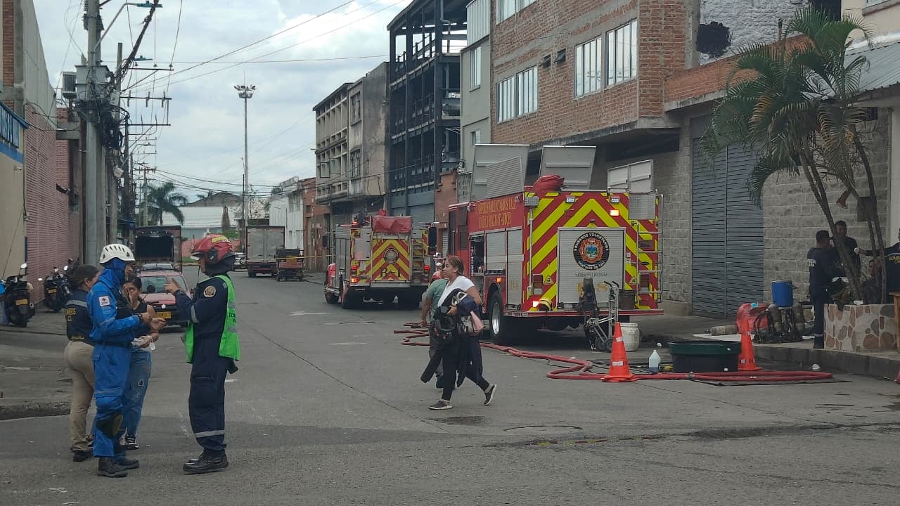 La situación lleva varias horas. Trabajadores de empresas cercanas al epicentro de los hechos siguen en las calles, esperando poder retomar sus labores.