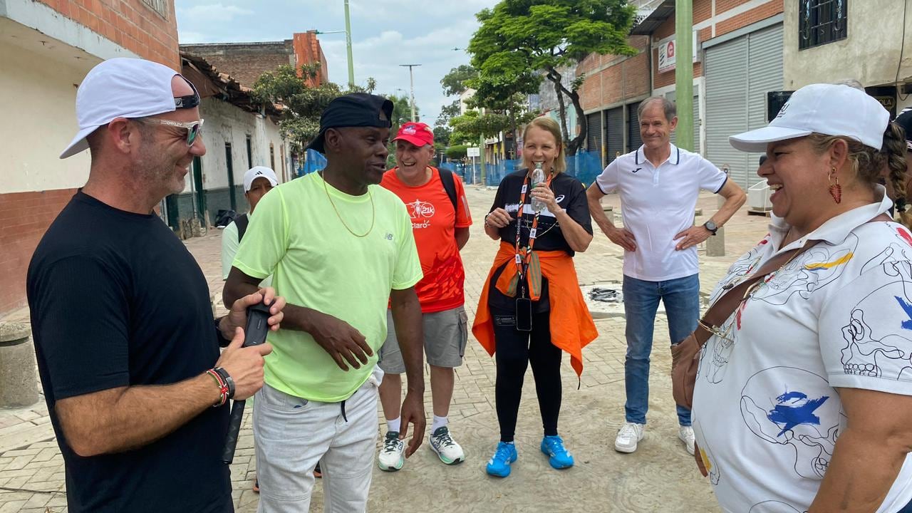 Atletas en barrio Obrero, Maratón de Cali 2026