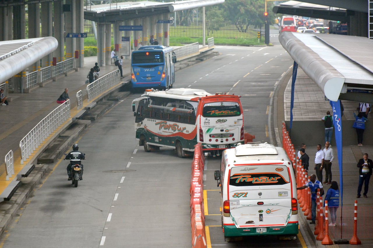 Inicio del servicio complementario entre el mío y el transporte intermunicipal de Jamundí. Los pasajeros llegan a la terminal Simón Bolívar y hacen el transbordo a los buses del mío. Foto Jorge Orozco.