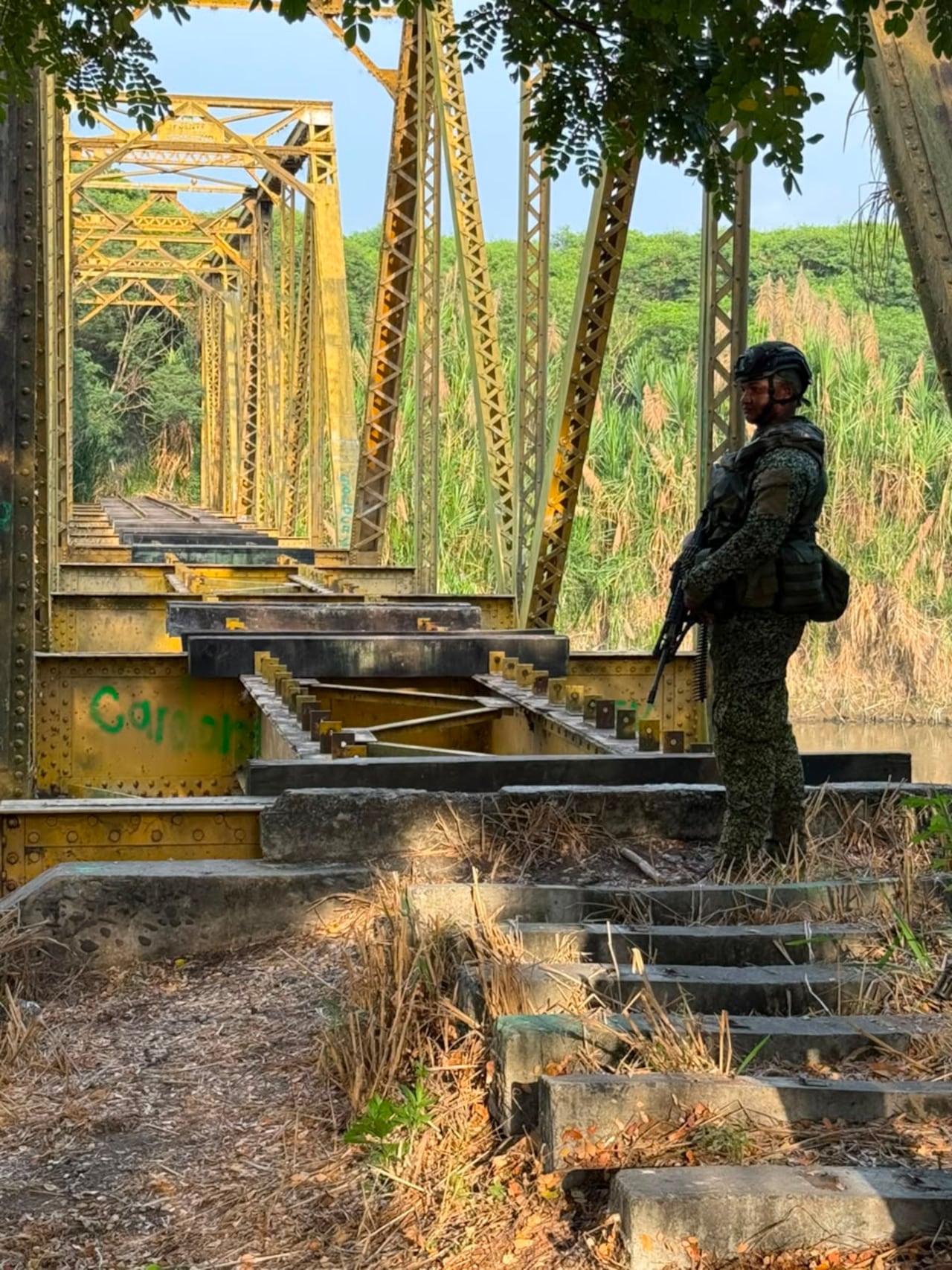 Integrantes de las Fuerzas Militares y de la Policía patrullan y custodian el río Cauca como parte del esquema de seguridad desplegado en Cali previa a la toma de juramento del presidente Abelardo De la Espriella y el vicepresidente José Manuel Restrepo.