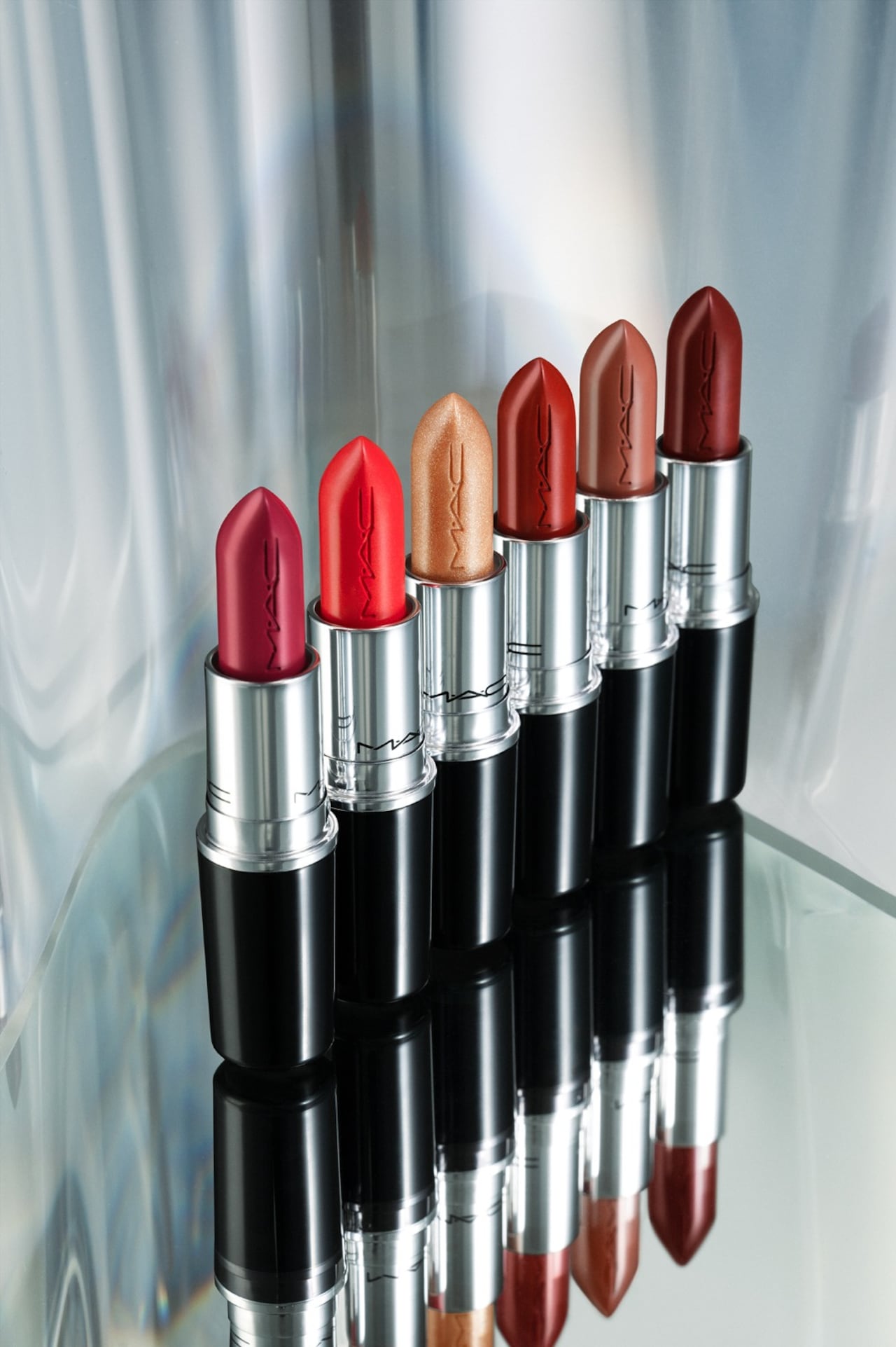 M·A·C Cosmetics presenta Lustreglass Sheer-Shine Lipstick, una nueva generación de labiales que combina el brillo y la intensidad del color con la hidratación y el confort de un bálsamo.
