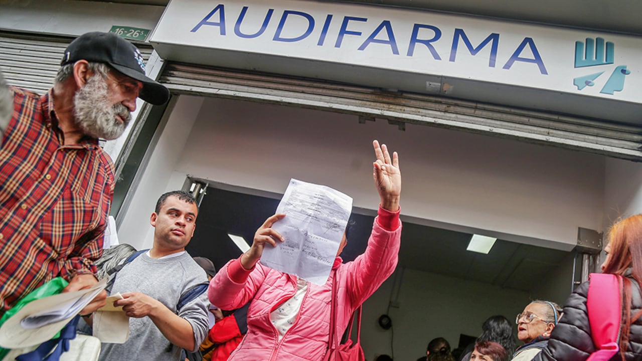 El presidente Gustavo Petro amenazó con allanar las bodegas de las empresas farmacéuticas porque dice que están acumulando los medicamentos. El viernes se volvieron virales las imágenes de personas haciendo fila por sus medicinas.