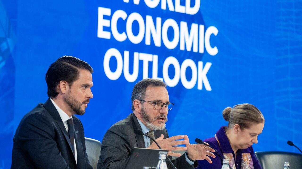 El economista jefe del Fondo Monetario Internacional (FMI), Pierre-Olivier Gourinchas (centro), y la subdirectora del Departamento de Estudios del FMI, Petya Koeva Brooks (derecha), responden preguntas durante su intervención en las "Perspectivas de la economía mundial" durante las Reuniones de Primavera del FMI y el Grupo Banco Mundial en Washington, D.C., el 22 de abril de 2025.