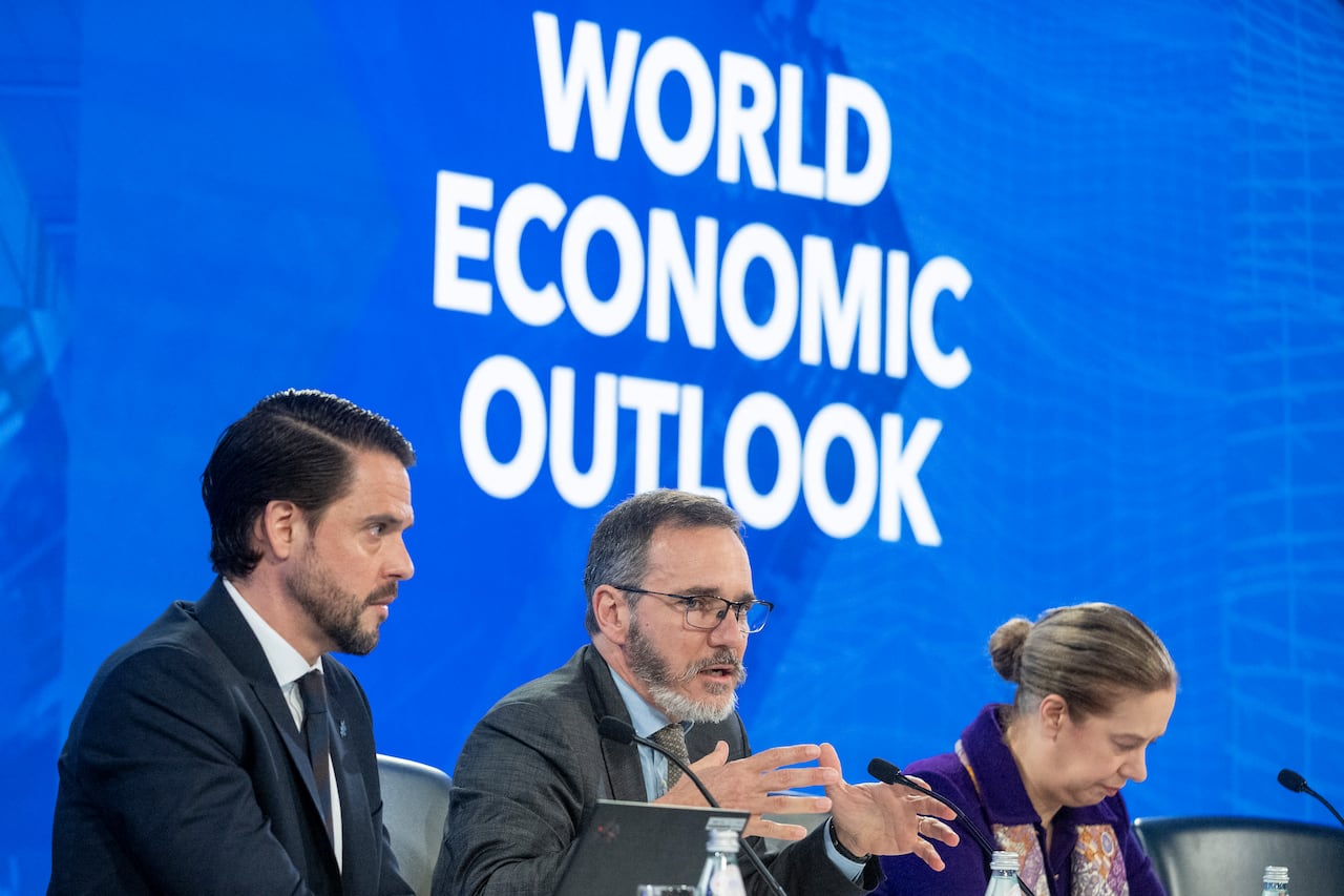 El economista jefe del Fondo Monetario Internacional (FMI), Pierre-Olivier Gourinchas (centro), y la subdirectora del Departamento de Estudios del FMI, Petya Koeva Brooks (derecha), responden preguntas durante su intervención en las "Perspectivas de la economía mundial" durante las Reuniones de Primavera del FMI y el Grupo Banco Mundial en Washington, D.C., el 22 de abril de 2025.