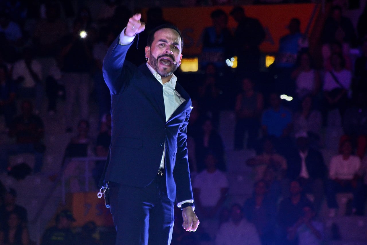 Cientos de caleños se aglomeran a las afueras del Arena Cañaveralejo para acompañar al candidato Abelardo de la Espriella a oficializar su aspiración por la carrera presidencial.