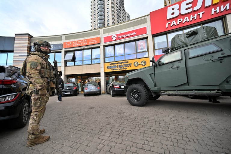 A special team police officer attends outside a supermarket following a shooting in Kyiv on April 18, 2026. A gunman opened fire in Kyiv on April 18, 2026, killing at least five people, wounding others and taking hostages at a supermarket before being killed during an arrest attempt, officials said. Ukrainian President said that at least five people were dead and 10 hospitalised with wounds and trauma after the shooting in a residential district of the capital. (Photo by Sergei SUPINSKY / AFP)