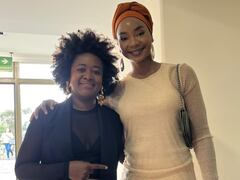 La cantautora Ikandra junto a la actriz Karent Hinestroza, quien interpreta a Pérxides María Roa Borja en la serie.