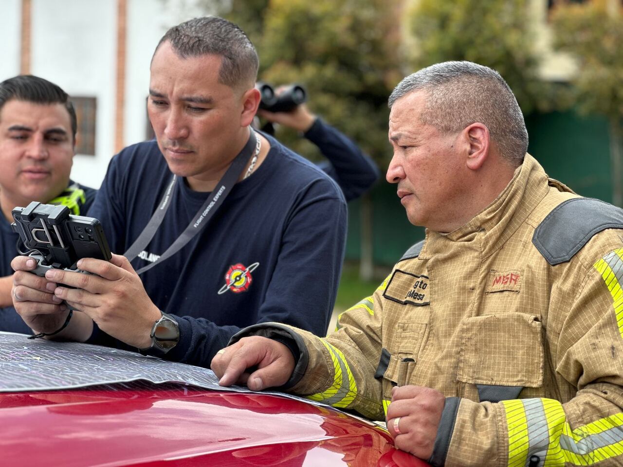 Con drones y demás elementos de seguridad adelantan el rescate de una mujer que cayó a un abismo.
