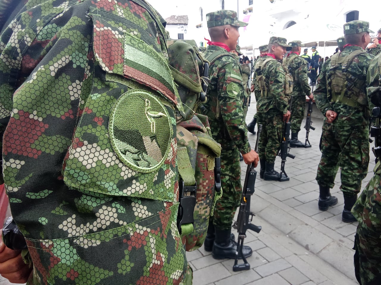 Los enfermeros de combate del Ejército le brindaron los primeros auxilios al señalado disidente que resultó herido en esa confrontación armada.