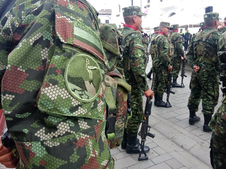 Los enfermeros de combate del Ejército le brindaron los primeros auxilios al señalado disidente que resultó herido en esa confrontación armada.