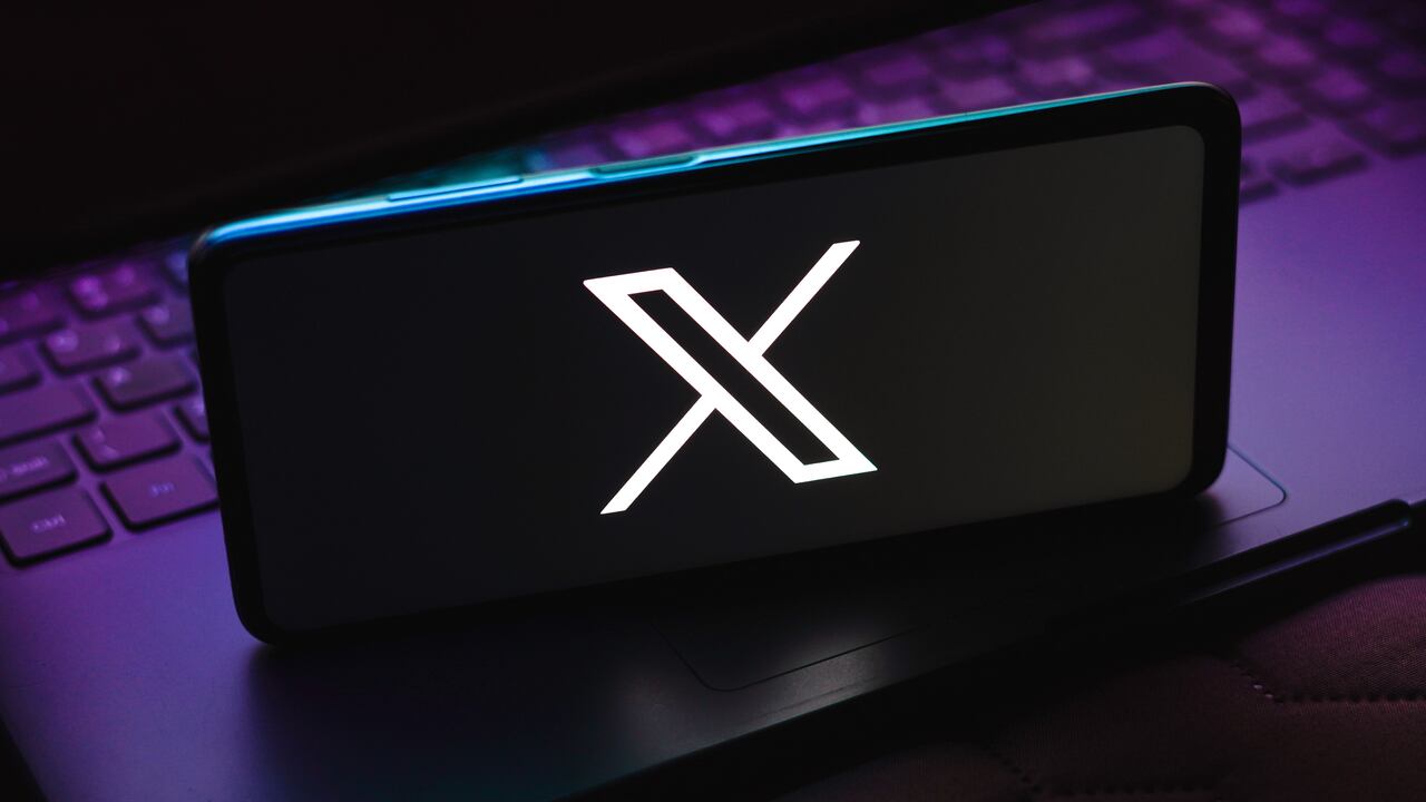 BRASIL - 2023/07/24: En esta ilustración fotográfica, se muestra el nuevo logotipo de Twitter (X) en la pantalla de un teléfono inteligente. (Ilustración fotográfica de Rafael Henrique/SOPA Images/LightRocket vía Getty Images)
