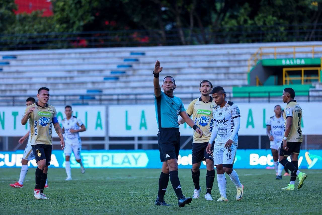 El árbitro Álvaro Meléndez, del Magdalena, señala un tiro de esquina en el partido entre Águilas Doradas y Llaneros.
