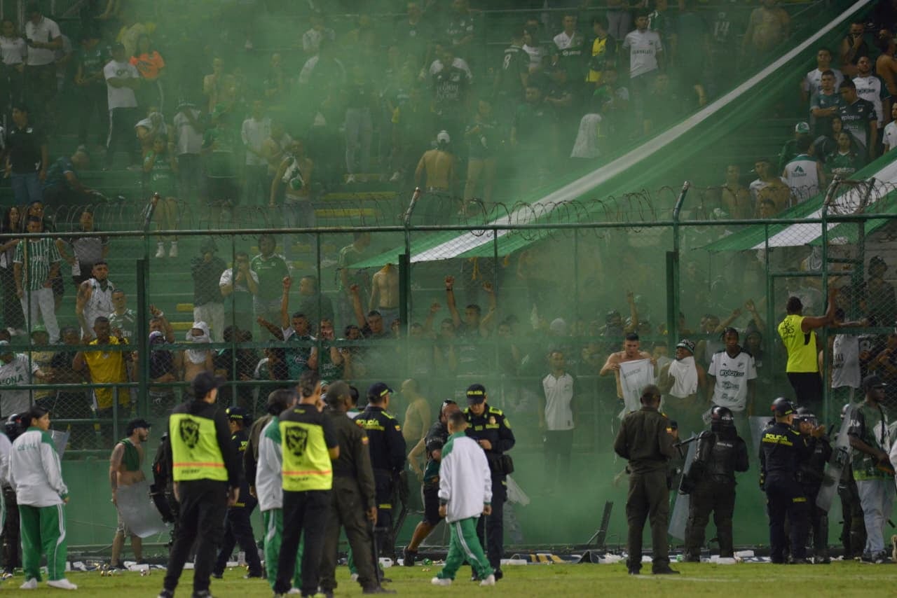 Momento en el los hinchas del Deportivo Cali intentan invadir el campo de juego en el partido contra Atlético Bucaramanga.
