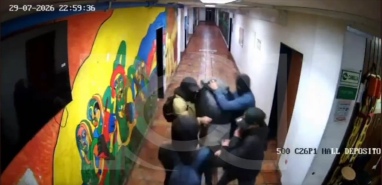 El video, que ya hace parte de la investigación, muestra el momento en que un estudiante de la Universidad Nacional es atacado con arma cortopunzante por varios encapuchados.