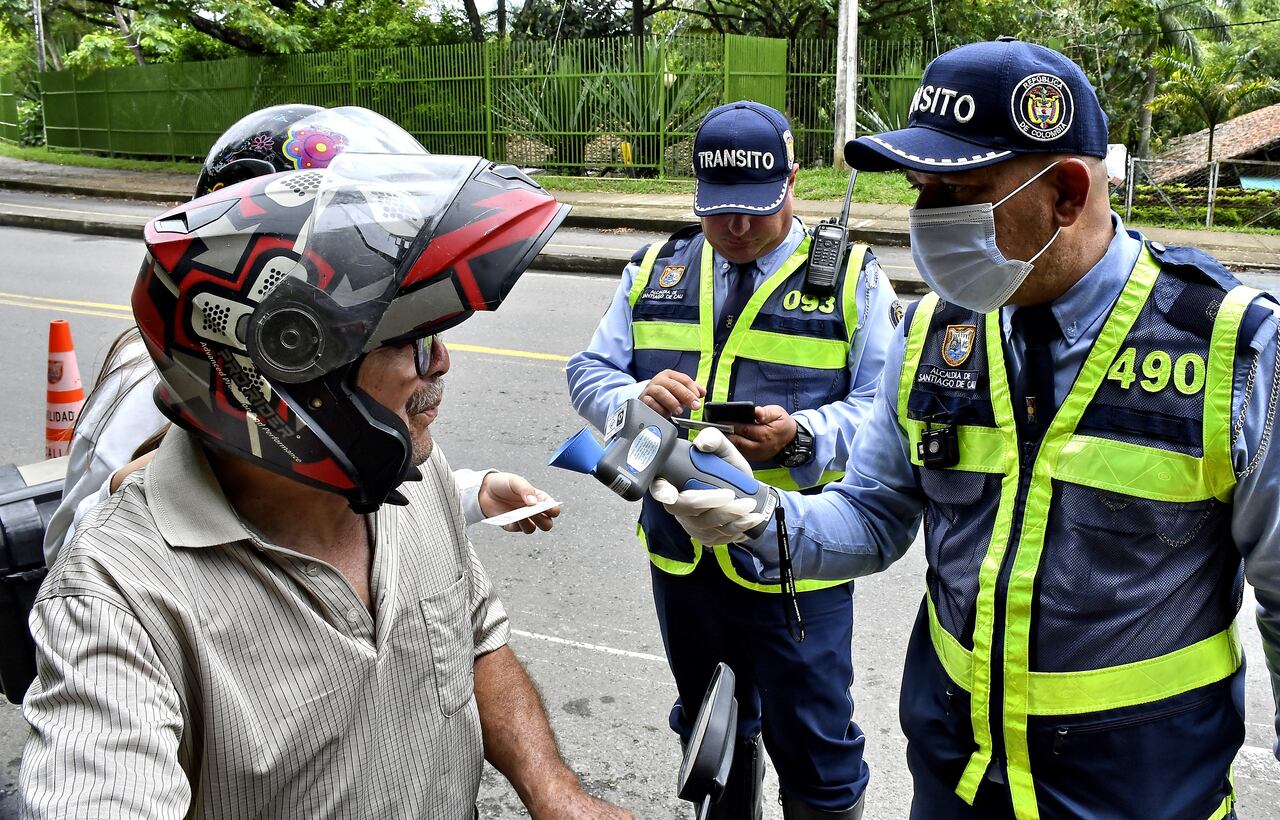 Los diferentes organismos de seguridad de la ciudad como son, los Guardas de transito , Bomberos y la Policia Nacional, Hacen presencia en uno de los lugares mas concurrido por estos primeros días del año, para vigilar de primera mano el comportamiento de las personas que visitan al rio Pance. Fotos Raúl Palacios El País.