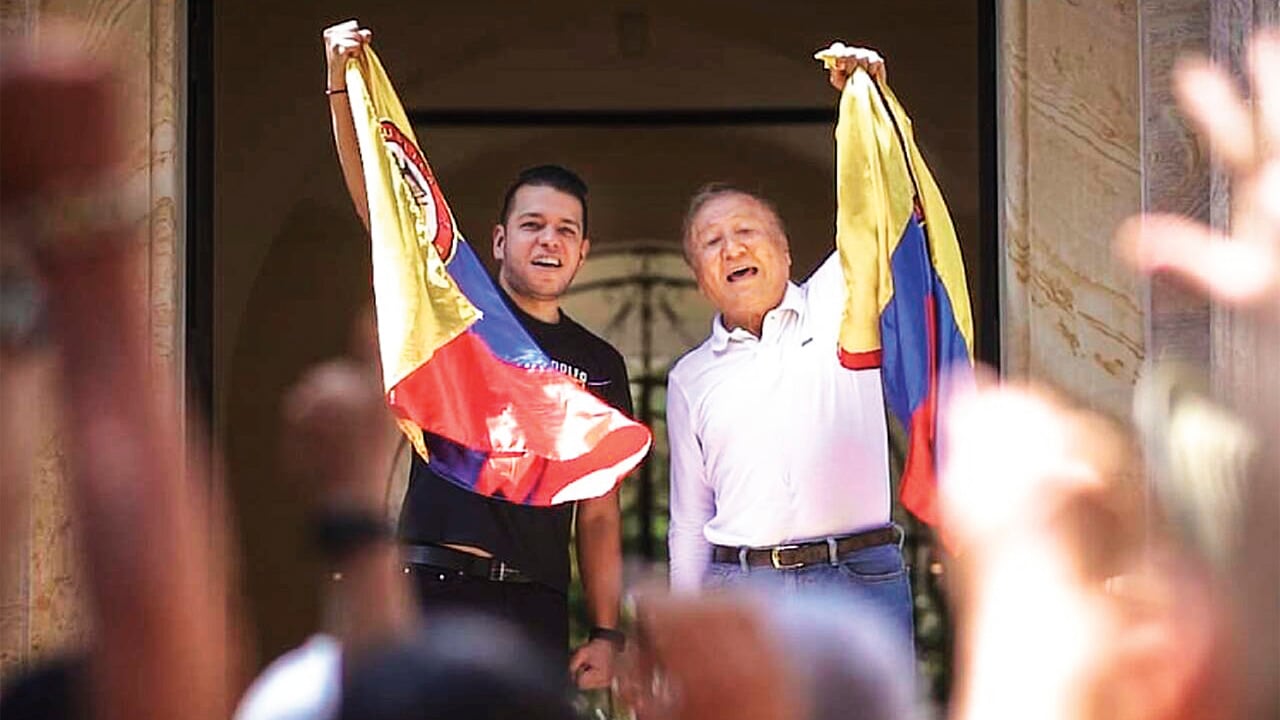 De izquierda a derecha: Jota Pe Hernández y Rodolfo Hernández.