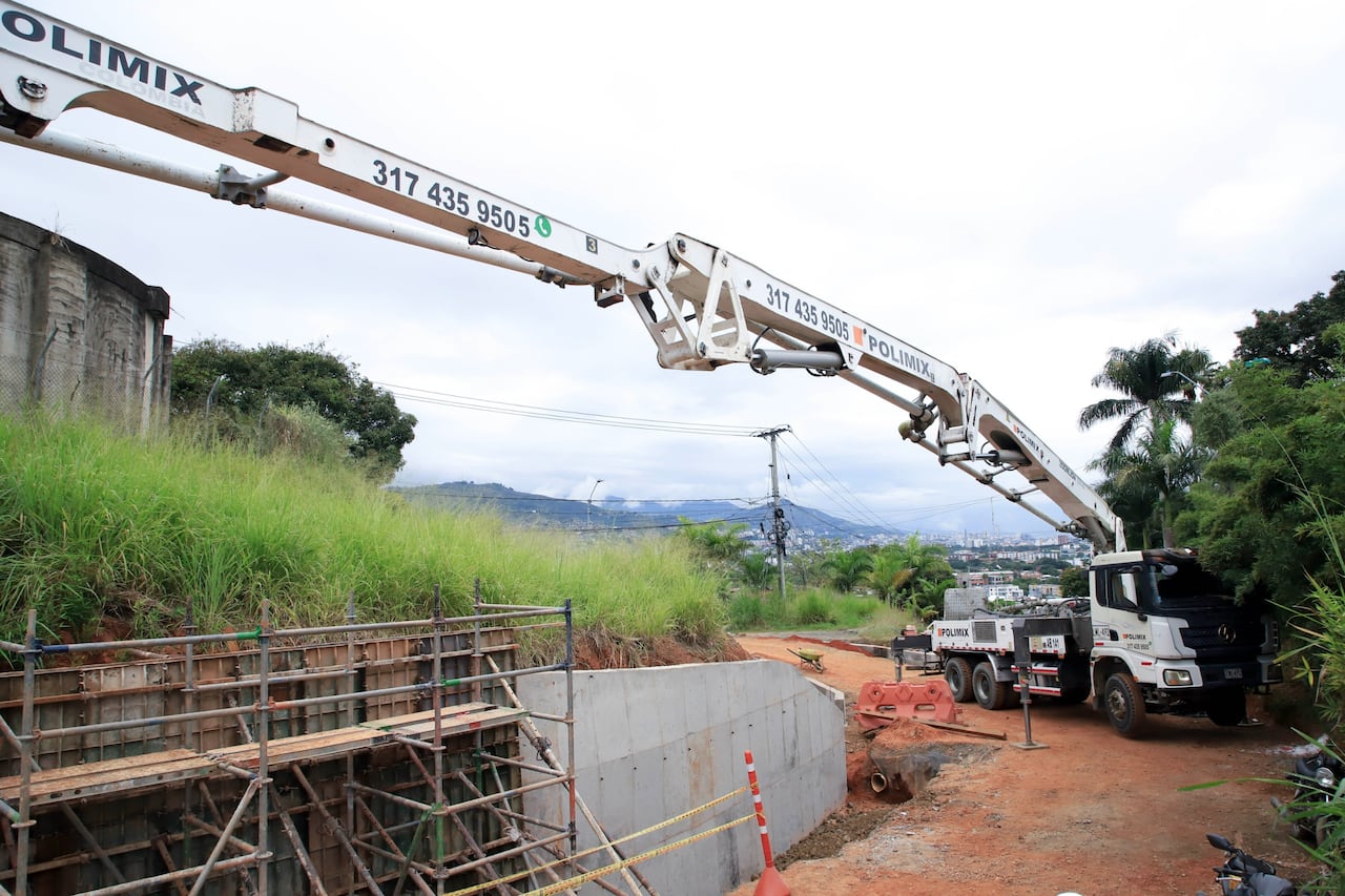 Actualmente se construye una glorieta y muros de contención que estabilizan el terreno.