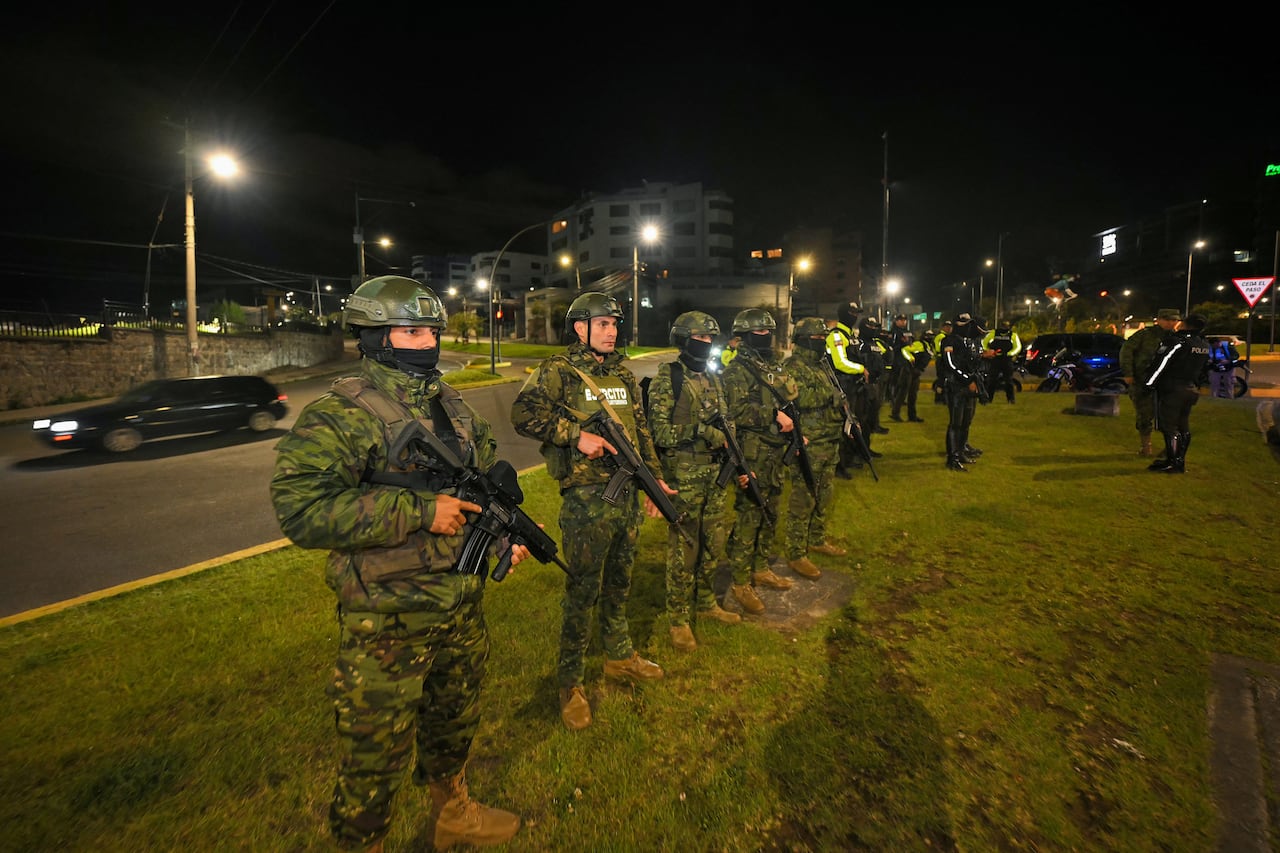 Uniformados se desplegaron por las calles para vigilar el toque de queda en las distintas zonas.