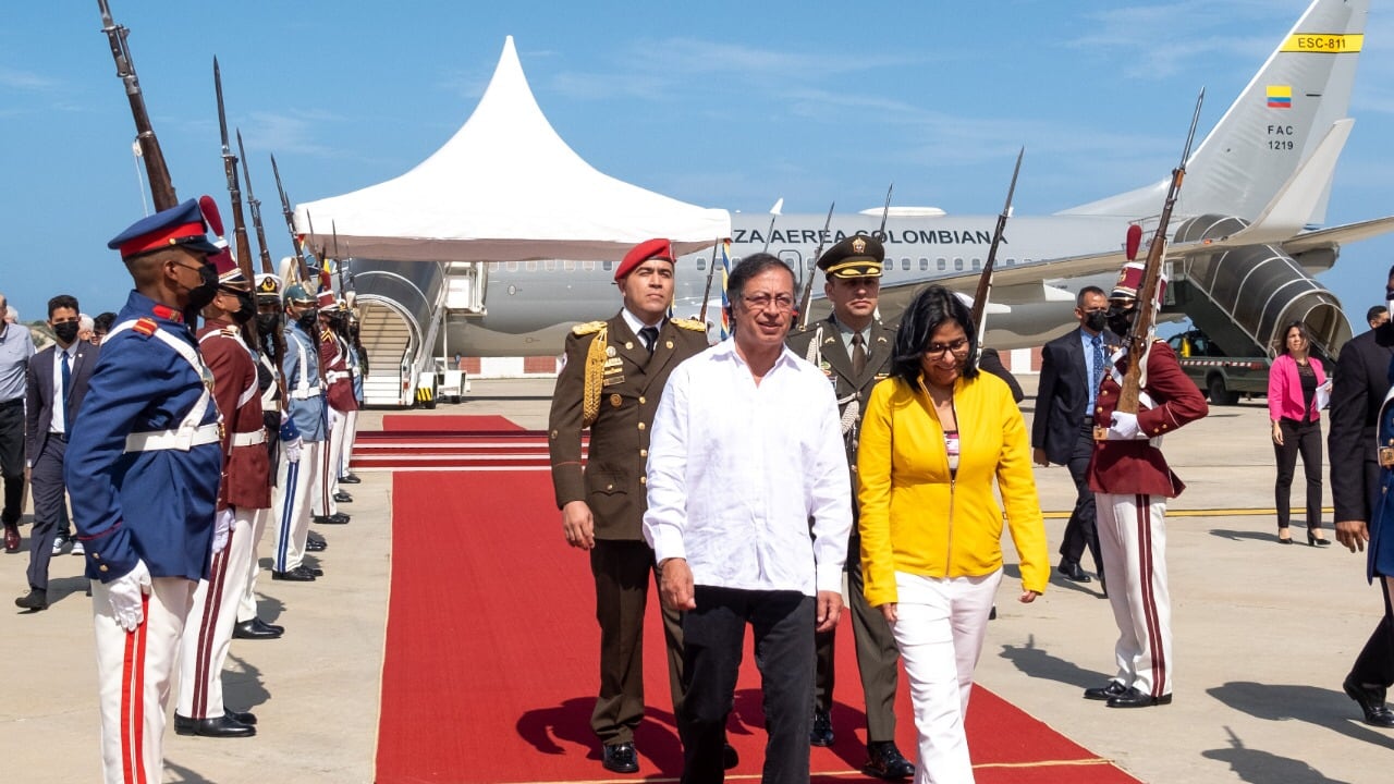 El presidente Gustavo Petro y la vicepresidenta de Venezuela, Delcy Rodríguez.