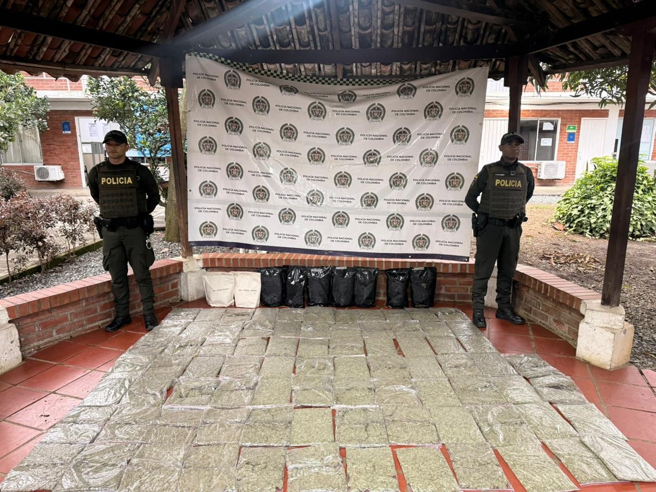 En dos procedimientos de control distintos, la Policía incautó cargamentos de marihuana creepy, afectando así las finanzas de los grupos armados ilegales que se benefician del narcotráfico.