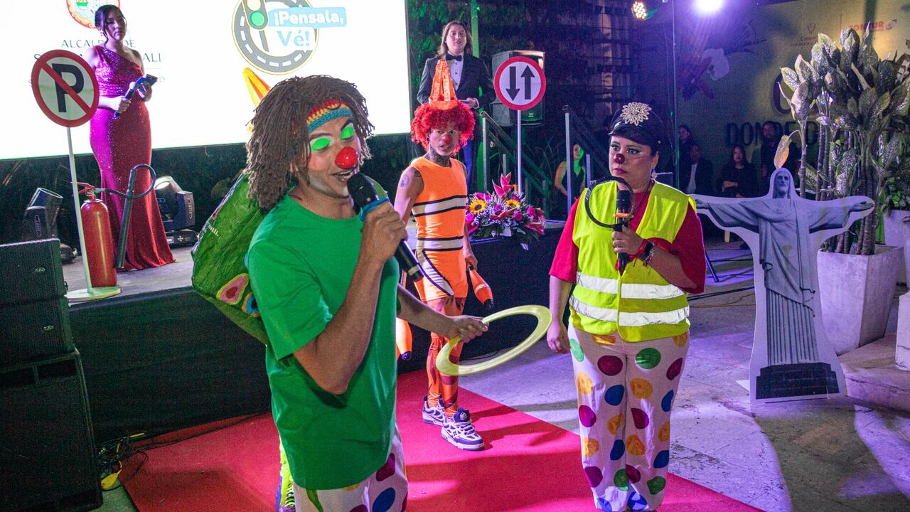 Artistas de colectivos locales participan en la campaña Pensala, Ve con presentaciones urbanas.