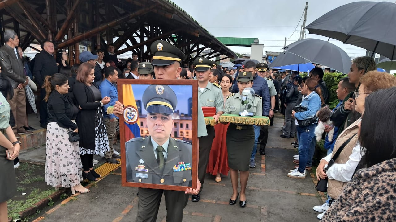 "Pero antes de ser un policía ejemplar, Luis Guillermo era un gran ser humano, alguien que guiaba su vida con la fe en Dios, un excelente hijo, un padre incondicional, un esposo amoroso, un hermano respetuoso y un amigo incondicional, nos quitaron una gran persona", compañeros de labores de la víctima.