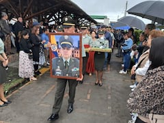 "Pero antes de ser un policía ejemplar, Luis Guillermo era un gran ser humano, alguien que guiaba su vida con la fe en Dios, un excelente hijo, un padre incondicional, un esposo amoroso, un hermano respetuoso y un amigo incondicional, nos quitaron una gran persona", compañeros de labores de la víctima.