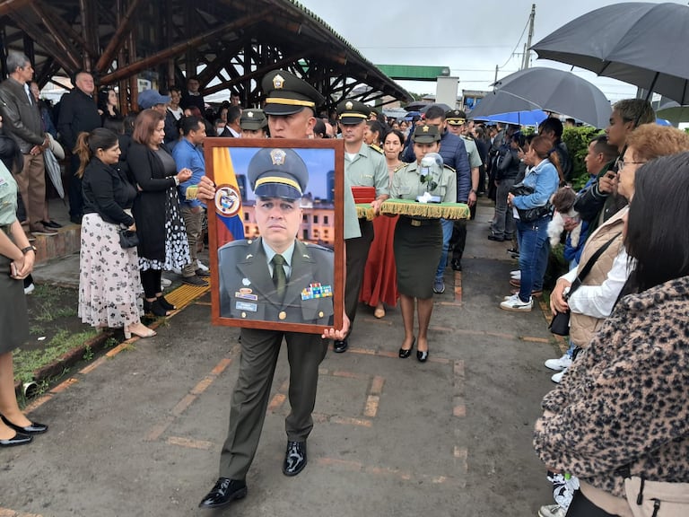 "Pero antes de ser un policía ejemplar, Luis Guillermo era un gran ser humano, alguien que guiaba su vida con la fe en Dios, un excelente hijo, un padre incondicional, un esposo amoroso, un hermano respetuoso y un amigo incondicional, nos quitaron una gran persona", compañeros de labores de la víctima.