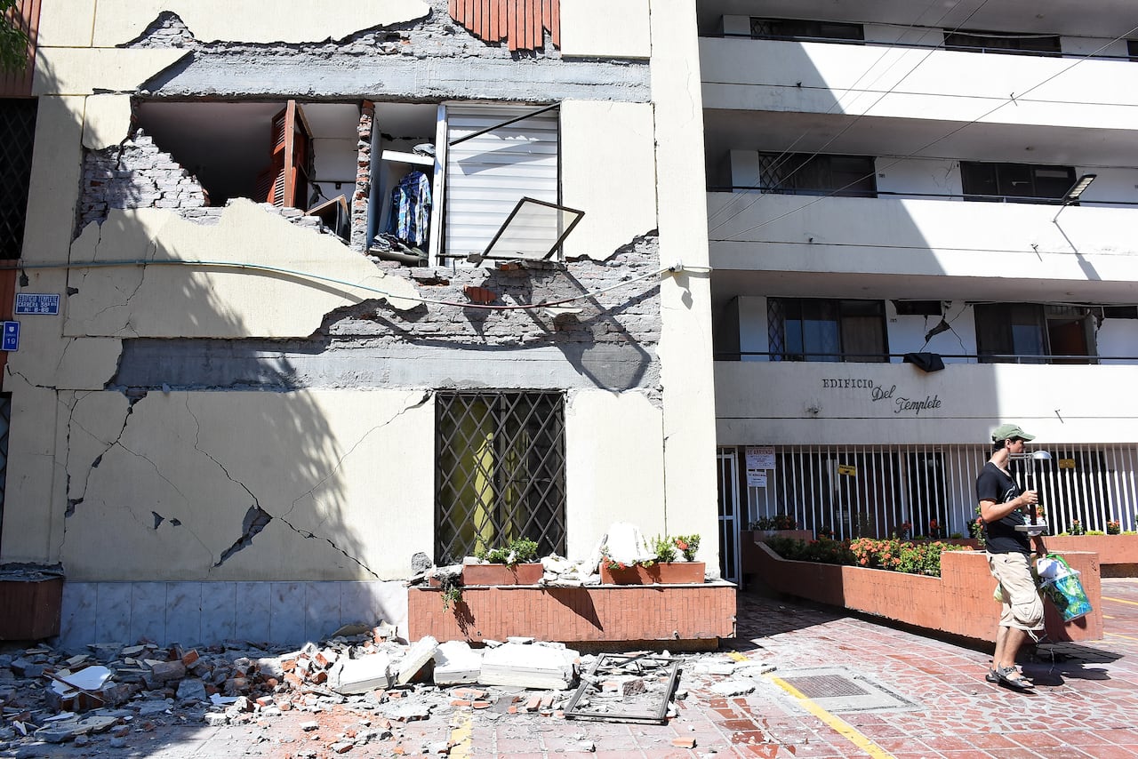 Terremoto en Cali, Colapso de infraestructura en diferentes lugares de la ciudad. Clínica de Colores, DESA, Galería Alameda, Edificaciones sobre la avenida roosvelt y al frente del coliseo de Hockey Miguel Calero.