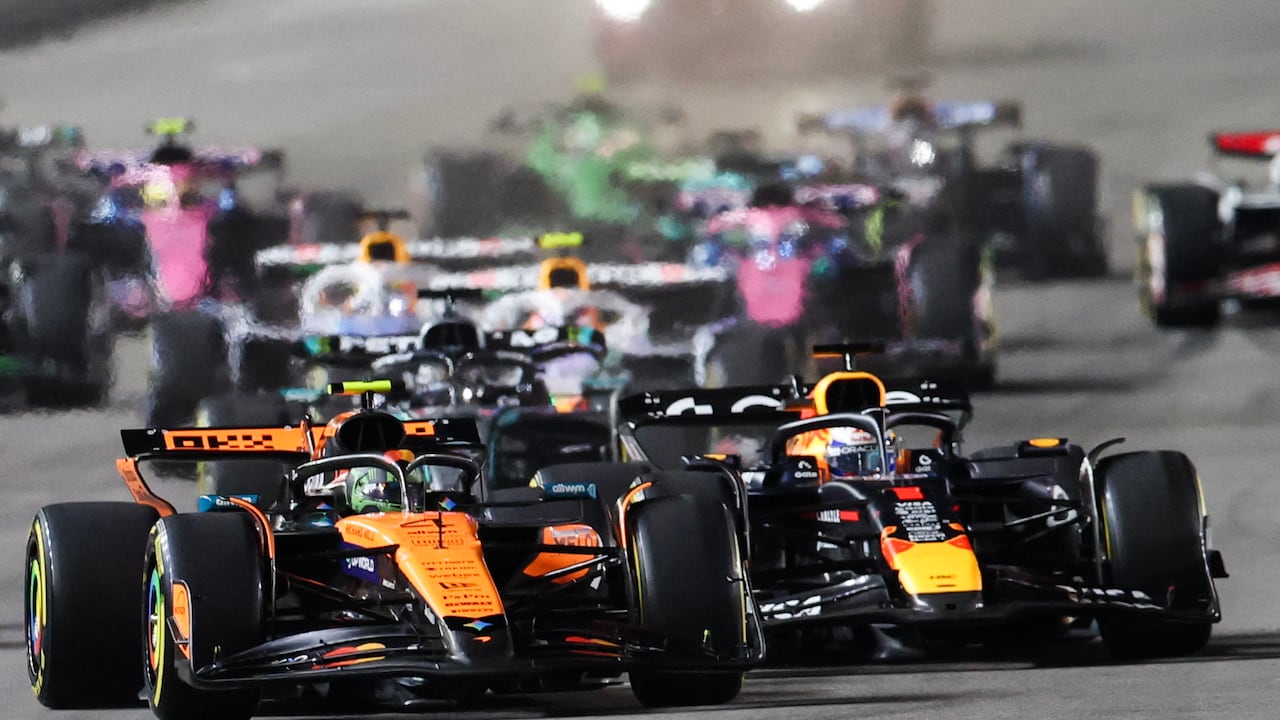 (I/D) El piloto británico de McLaren, Lando Norris, y el piloto holandés de Red Bull Racing, Max Verstappen, lideran el grupo al inicio del Gran Premio de Fórmula Uno de Las Vegas en el Circuito del Strip de Las Vegas, en Las Vegas, Nevada, el 22 de noviembre de 2025. (Foto de Patrick T. Fallon / AFP)