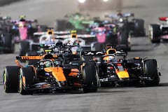 (I/D) El piloto británico de McLaren, Lando Norris, y el piloto holandés de Red Bull Racing, Max Verstappen, lideran el grupo al inicio del Gran Premio de Fórmula Uno de Las Vegas en el Circuito del Strip de Las Vegas, en Las Vegas, Nevada, el 22 de noviembre de 2025. (Foto de Patrick T. Fallon / AFP)