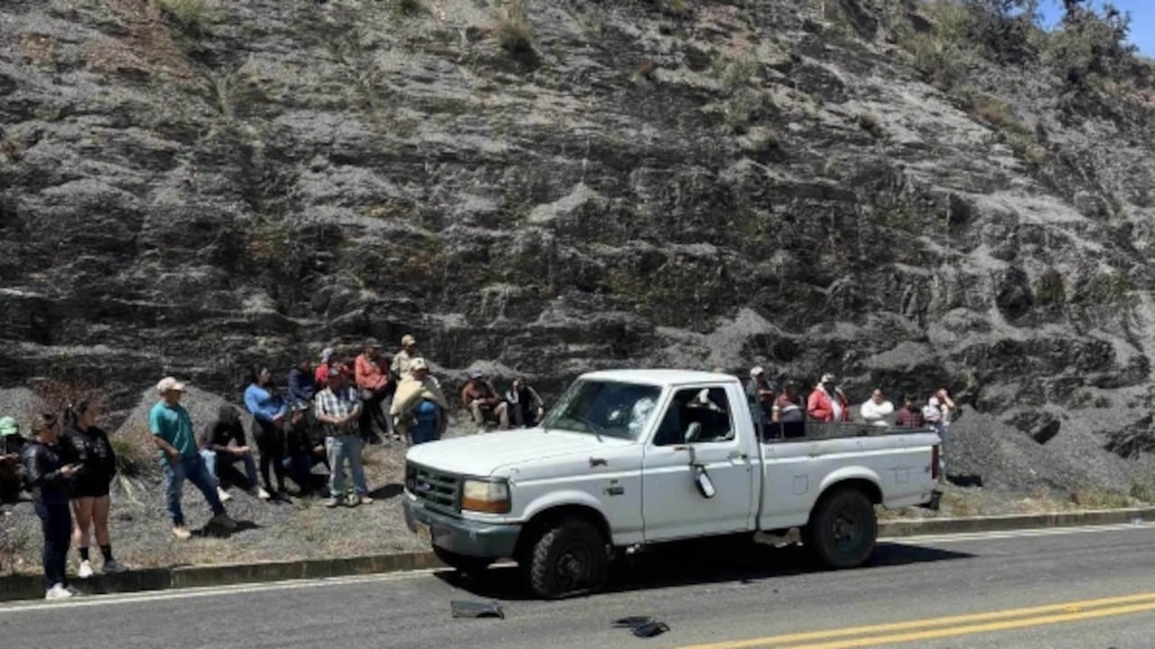 Las versiones preliminares apuntan a que la motocicleta invadió el carril contrario de la vía tras salir de una curva e inmediatamente se chocaron de frente contra la camioneta.