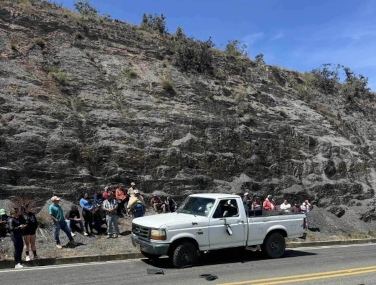 Las versiones preliminares apuntan a que la motocicleta invadió el carril contrario de la vía tras salir de una curva e inmediatamente se chocaron de frente contra la camioneta.