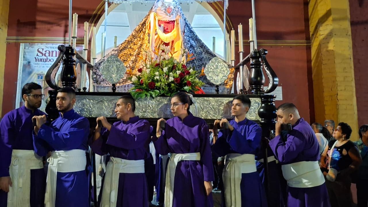 Cerca de 300 cargueros participan actualmente en las procesiones del municipio.