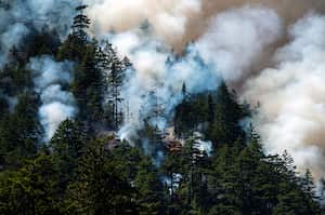 Humo del incendio forestal de Cameron Bluffs cerca de Port Alberni, Columbia Británica, Canadá, el martes 6 de junio de 2023. Canadá está en camino de ver su peor temporada de incendios forestales en la historia registrada si la tasa de tierra quemada continúa al mismo ritmo. Fotógrafo: James MacDonald/Bloomberg vía Getty Images