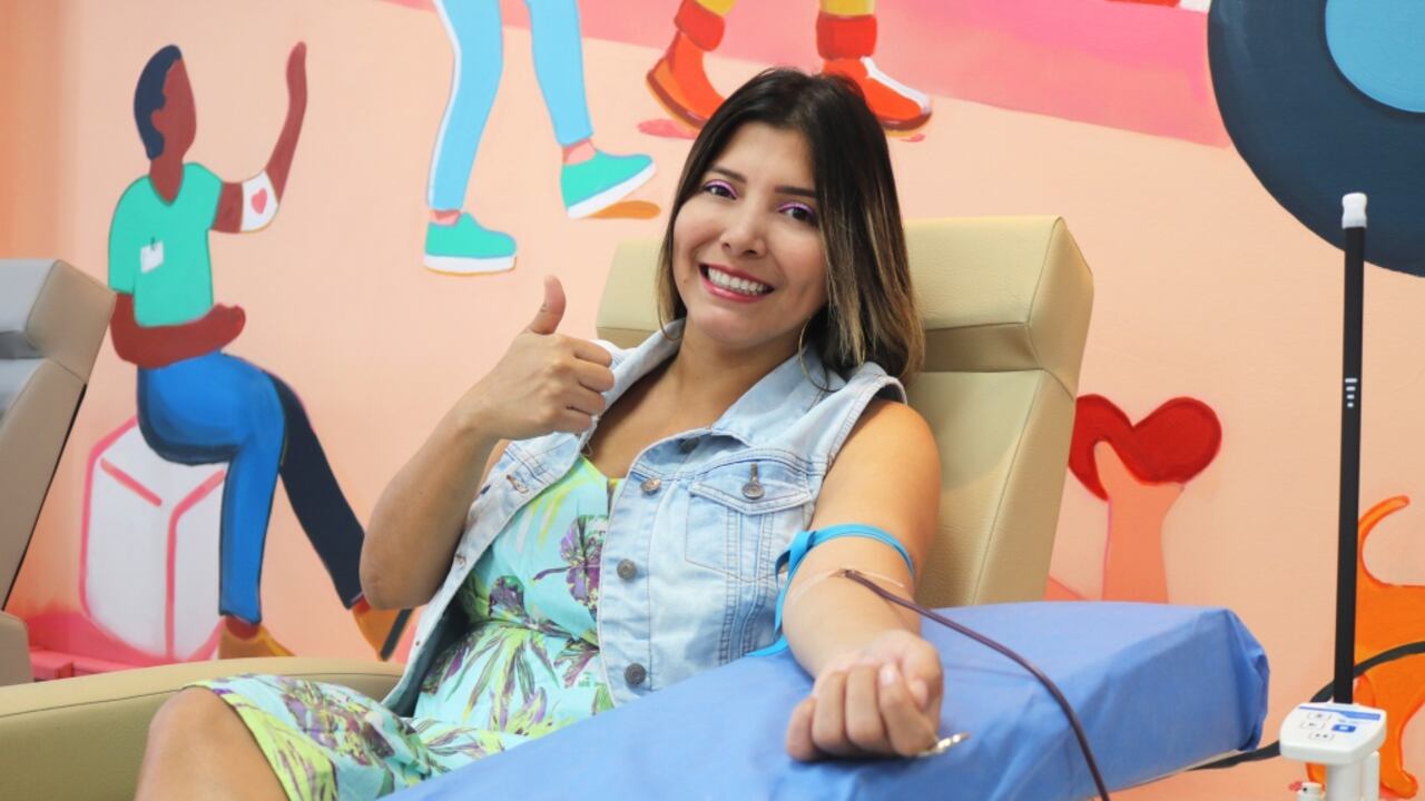 La práctica de donar sangre es un proceso seguro que se lleva a cabo en instalaciones médicas y bajo la supervisión de profesionales de la salud para garantizar la seguridad del donante y del receptor.