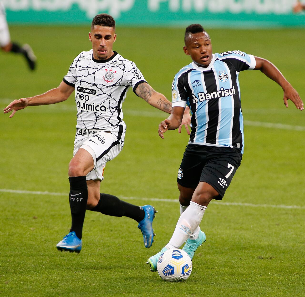 Campaz (der.) regresa a Gremio de Brasil