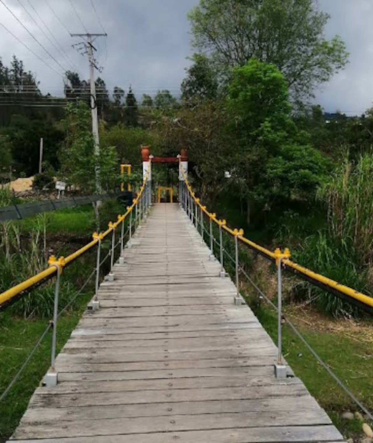 destacan escenarios como la cuchilla de San Cayetano y los puentes colgantes Masato y San Luis.