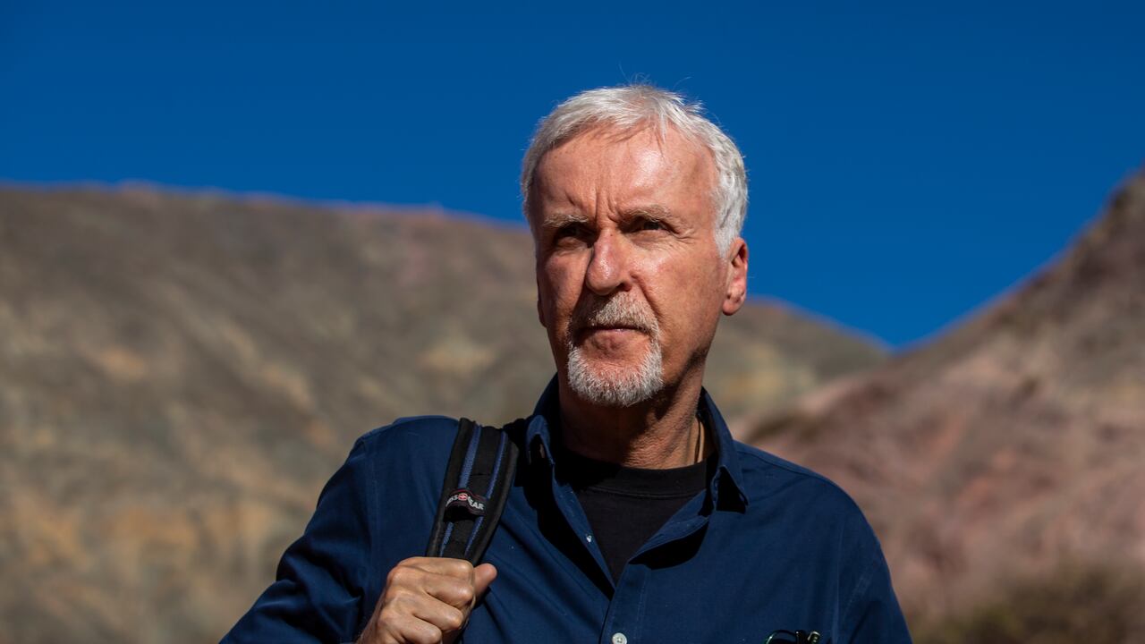 ARCHIVO -El director James Cameron camina en Purmamarca, provincia de Jujuy, Argentina, el 8 de junio de 2023. Cameron dice que la operación de búsqueda de un submarino turístico en aguas profundas se convirtió en una "farsa de pesadilla" que prolongó la agonía de las familias de los pasajeros. Cameron dijo a la BBC en una entrevista transmitida el viernes 23 de junio de 2023 que sentía que el sumergible Titan se había perdido poco después de escuchar que había dejado de tener contacto con la superficie durante su descenso hacia los restos del Titanic en el Océano Atlántico. (Foto AP/Javier Corbalan, archivo)