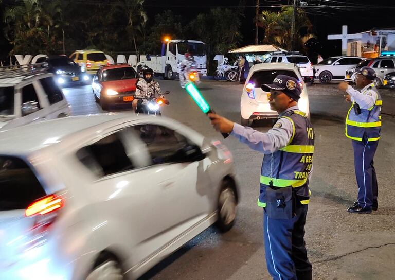 Autoridades de tránsito hacen presencia en puntos estratégicos de la ciudad para garantizar que no haya accidentes en el regreso a la ciudad por parte de conductores.
