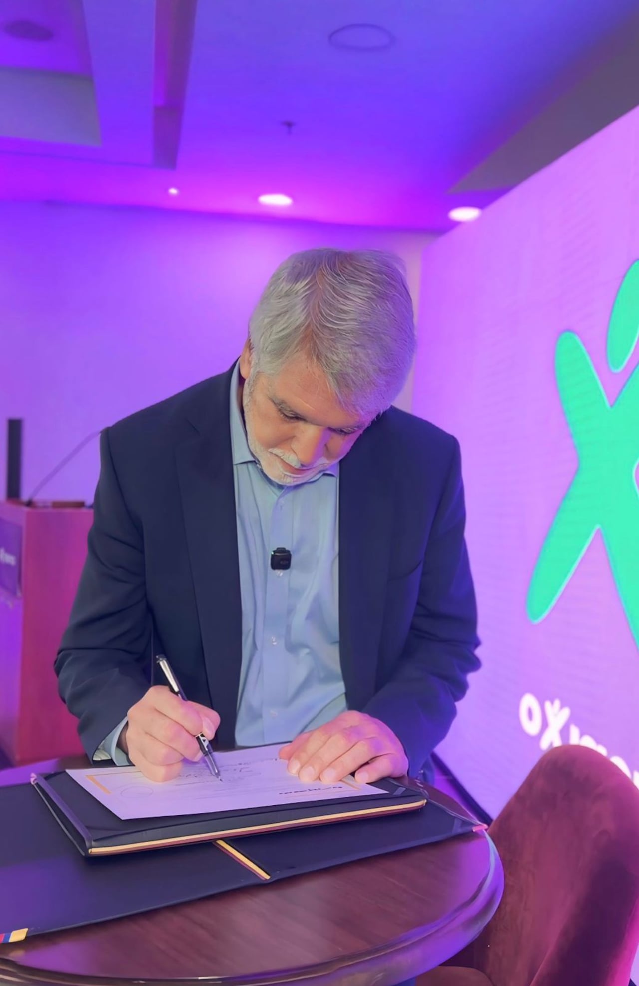 El exalcalde de Bogotá hará parte de la Gran Consulta tras recibir el respaldo formal del partido Oxígeno.