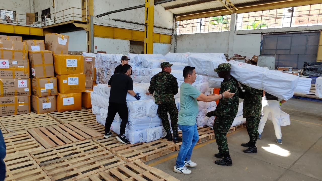 La donación fue recibida en el Centro de Acopio de la Antigua Licorera del Valle.