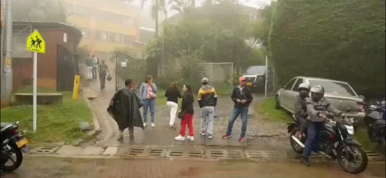 Asistencia masiva en los puestos de votación pese a la lluvia.