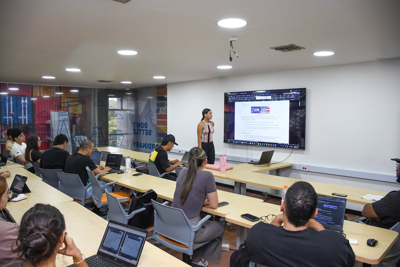 En el Trading Lab de la USB Cali, estudiantes y expertos replican de forma exacta los desafíos del sector productivo. Mediante análisis técnico en tiempo real y gestión del riesgo, la institución fortalece la formación de líderes éticos y con criterio propio. Esta estrategia académica incorpora microcredenciales progresivas que amplían el campo ocupacional de los egresados en la banca privada y gestión de patrimonios.