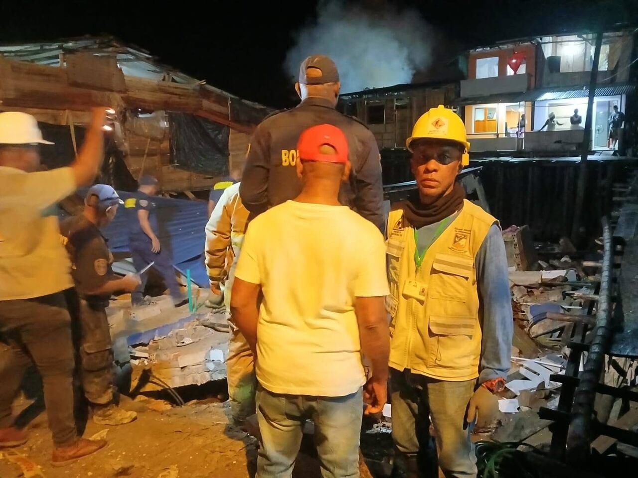 Colapso total de una vivienda de dos pisos en el distrito de Buenaventura. Falleció una menor y el resto de familiares quedaron heridos.